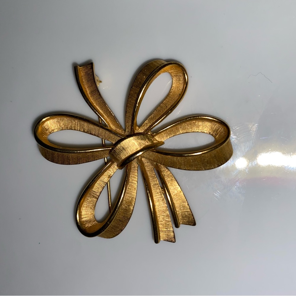 Vintage Monet Goldtone metal bow brooch
